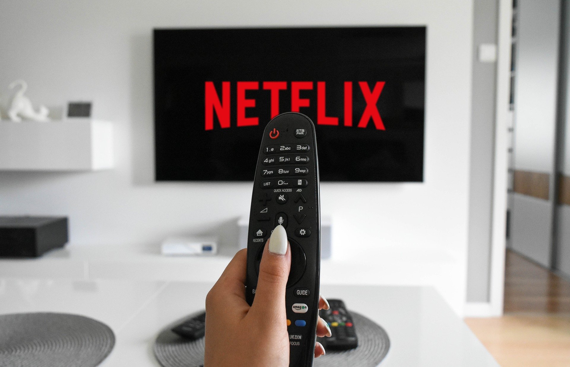 Légende : Rire devant une série qu’on adore, un réel moment de détente !